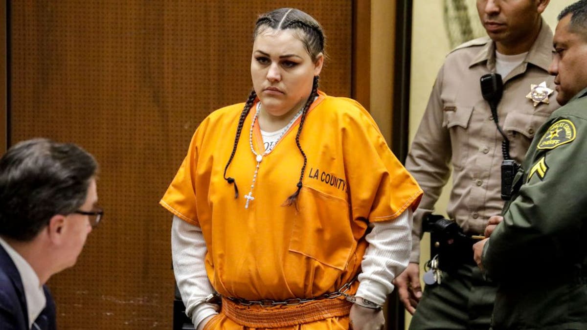 Heather Maxine Barron en mono de prisión con cabello en trenzas
