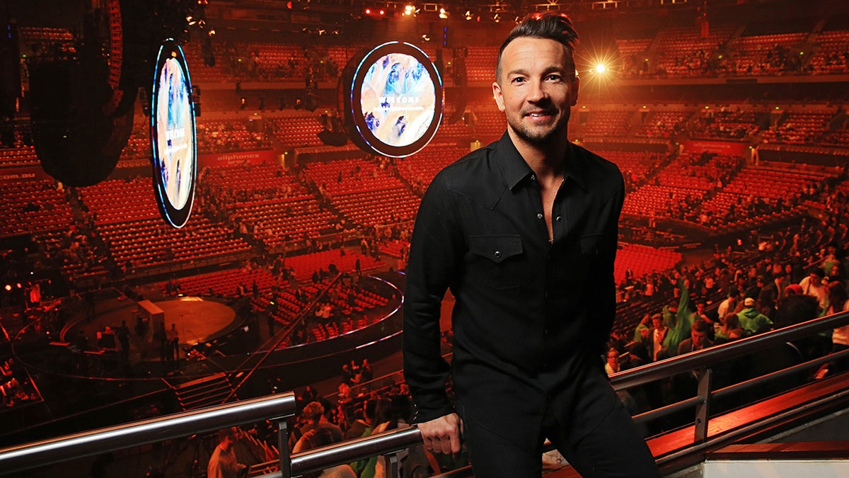 El pastor de la iglesia Hillsong, Carl Lentz, se para sobre la congregación en Nueva York