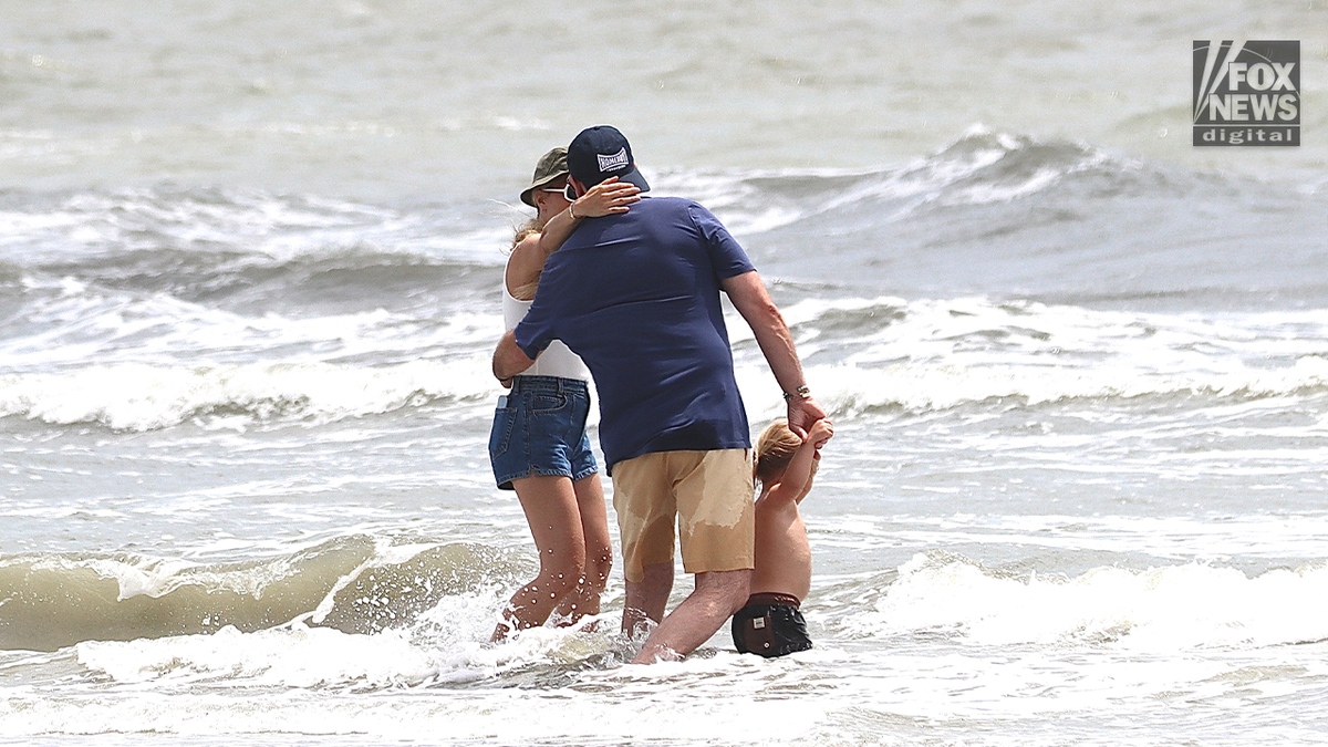 Hunter Biden abraza a su esposa, Melissa Cohens