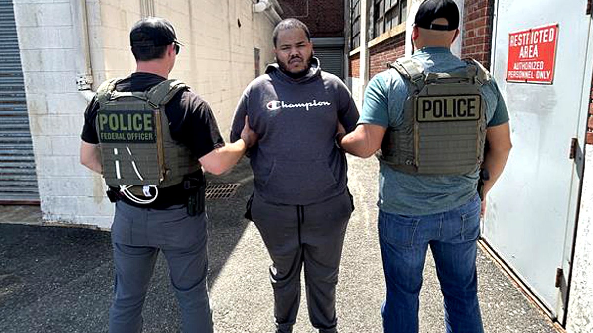 ICE arresta a depredador infantil liberado por la policía de Nueva York