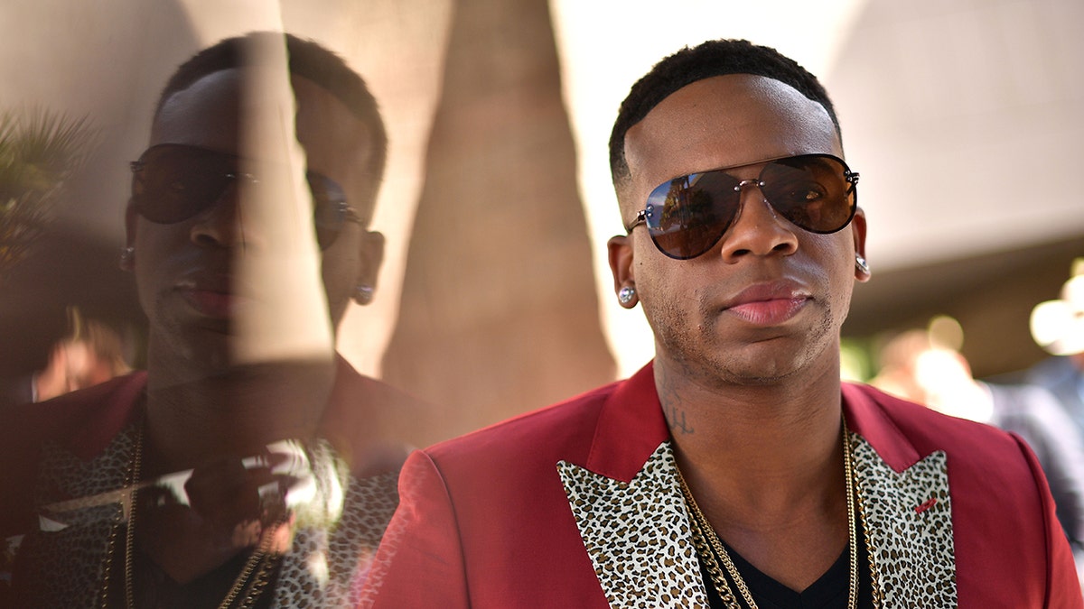 Jimmie Allen en gafas de sol