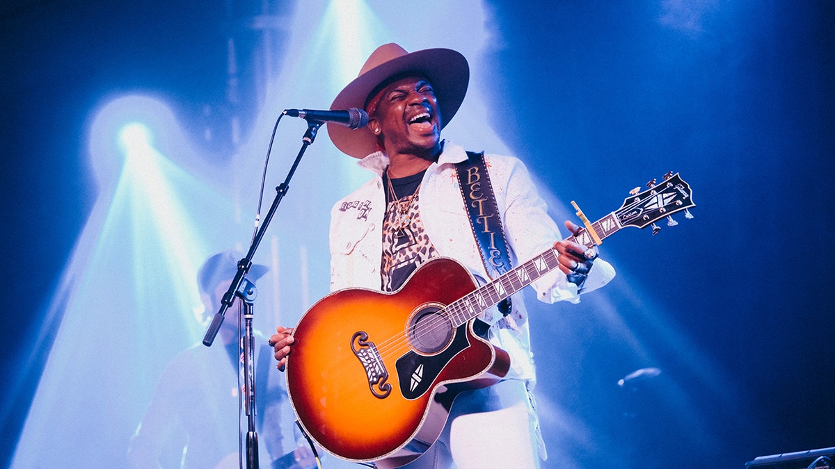Jimmie Allen actuando
