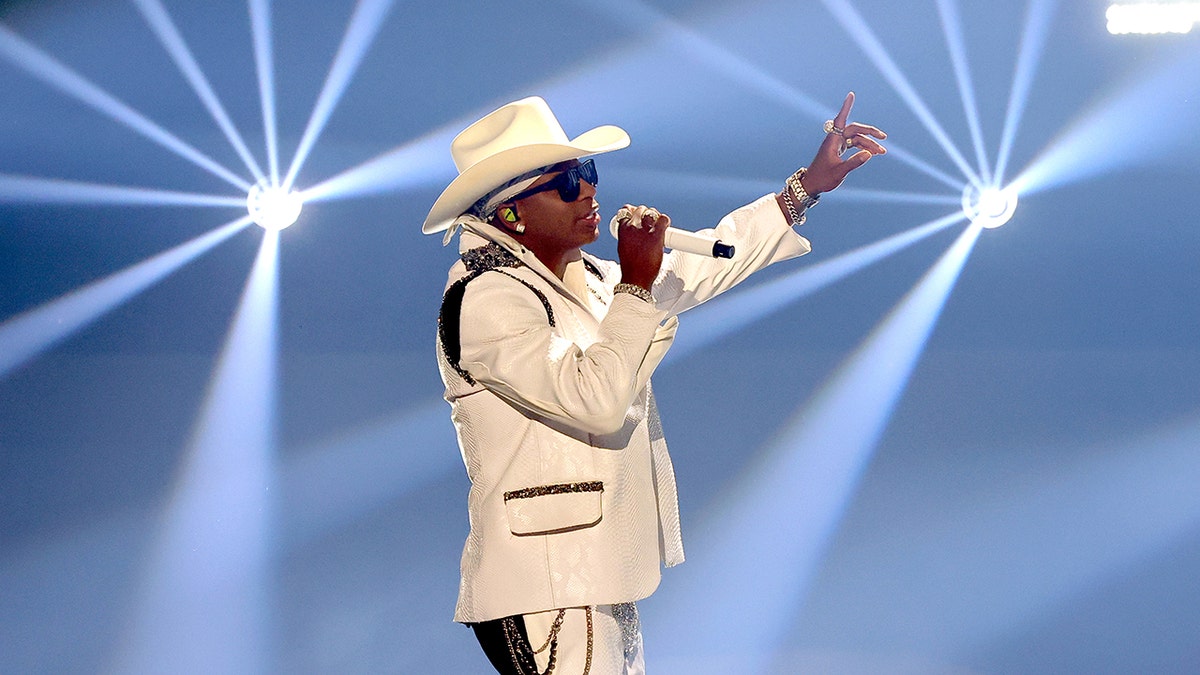 Jimmie Allen cantando