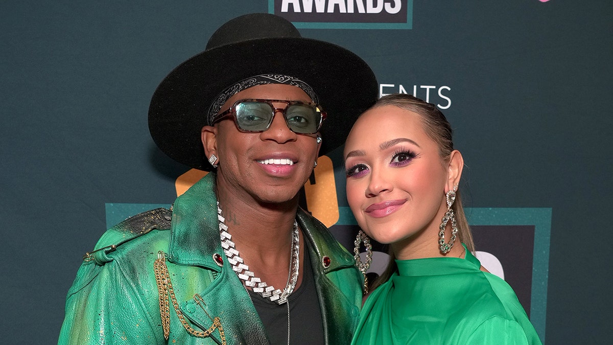 Jimmie Allen sonriendo con su esposa