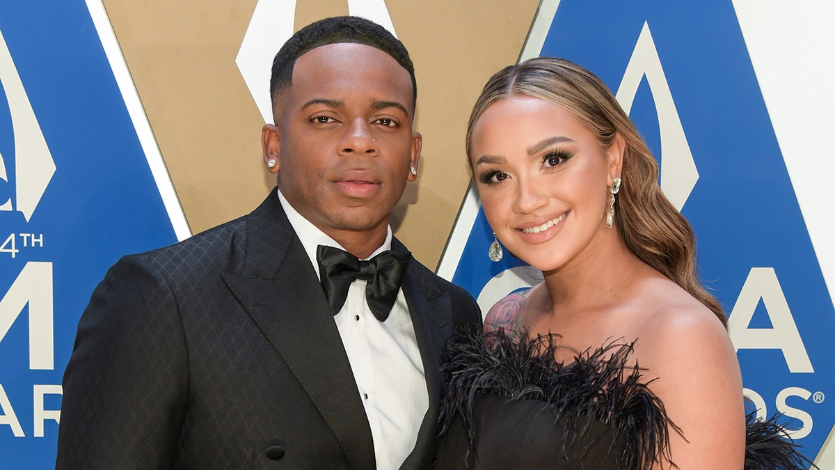Jimmie Allen con su esposa Alexis Gale