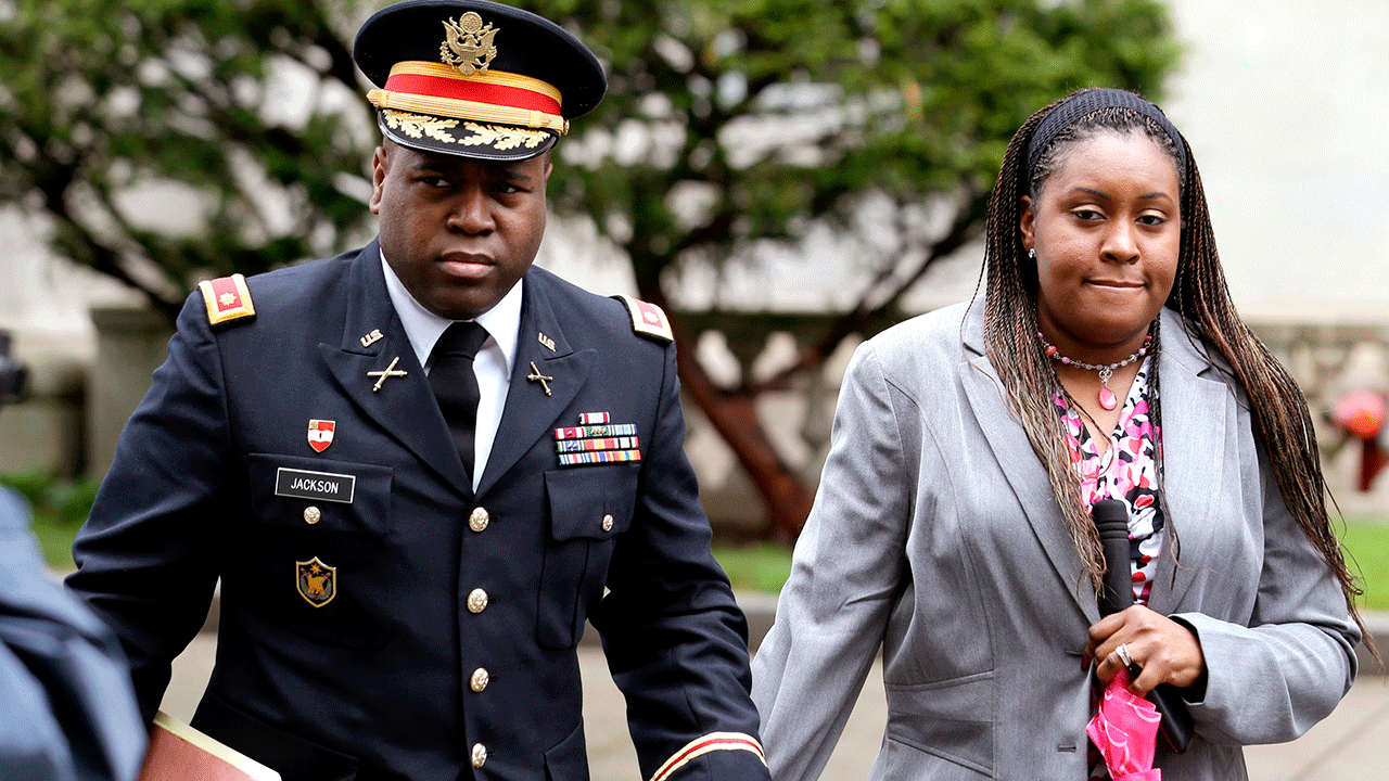 John Jackson y Carolyn Jackson salen del juzgado de Nueva Jersey
