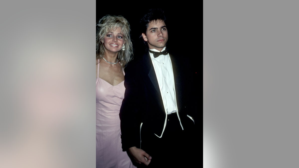 John Stamos y Teri Copley sonriendo