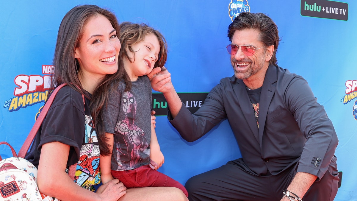 John Stamos con su esposa Caitlin y su hijo Billy