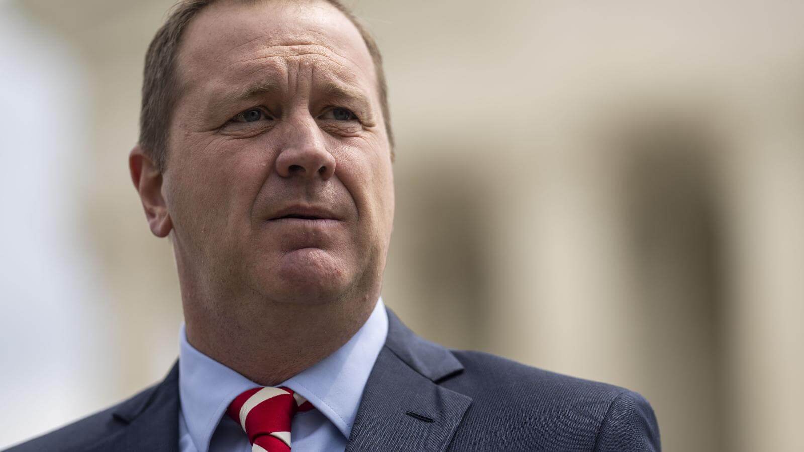 juez el ex fiscal general de missouri schmitt no tenia poder para detener las ordenes de la mascara escolar