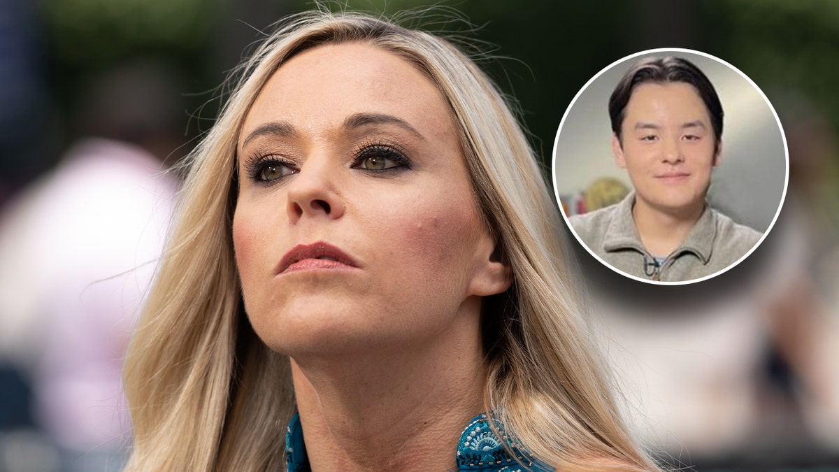 Kate Gosselin mira hacia arriba con un círculo azul insertado en la parte superior de Collin Gosselin sonriendo