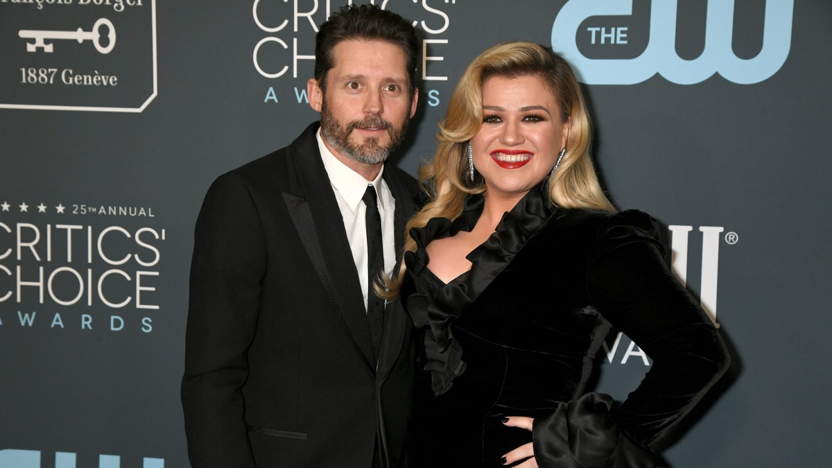 Kelly Clarkson sonríe en la alfombra roja de los Critics' Choice Awards con su esposo Brandon Blackstock