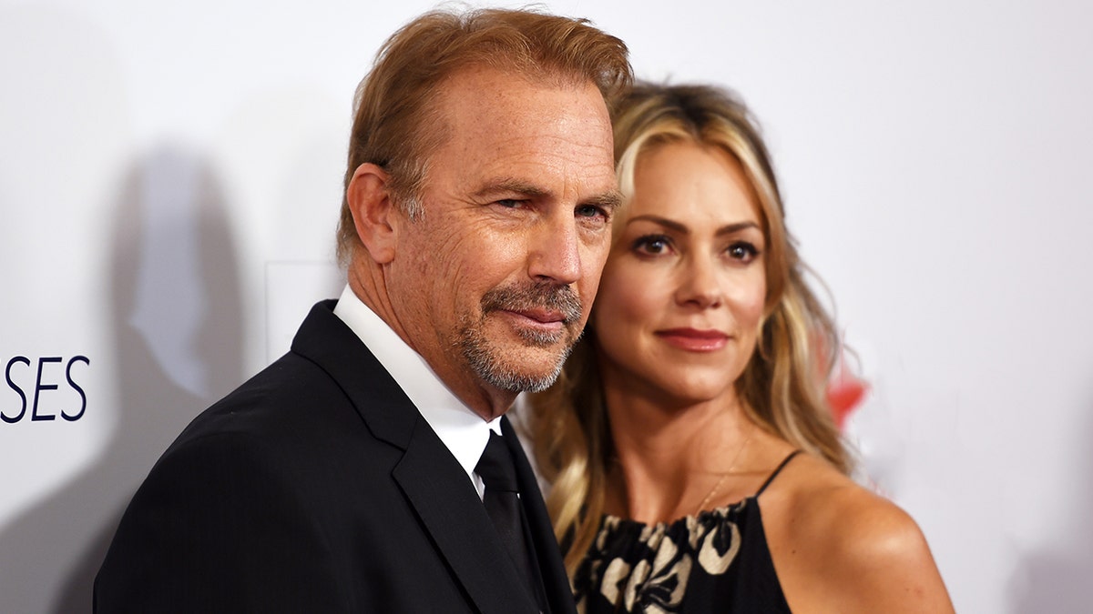 Kevin Costner y Christine Baumgartner asisten al evento de la alfombra roja