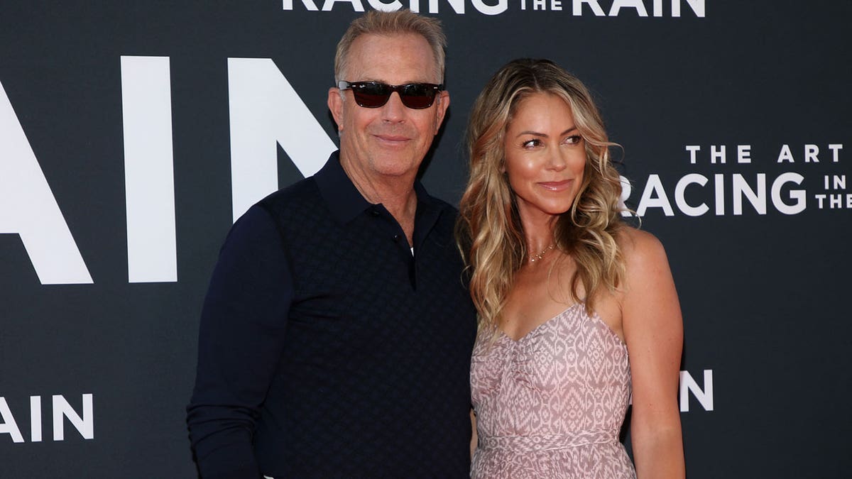 Kevin Costner y su esposa Christine Baumgartner en el estreno de la película