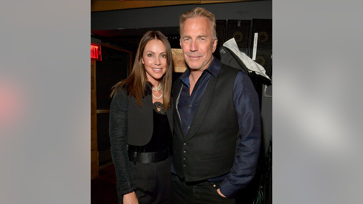 Kevin Costner y su esposa Christine sonríen para una foto en la Fundación OmniPeace en Los Ángeles