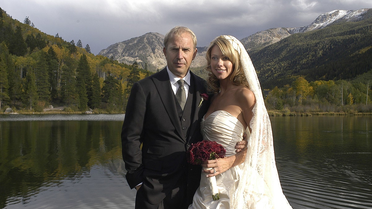Kevin Costner viste traje negro en la boda con Christine Baumgartner