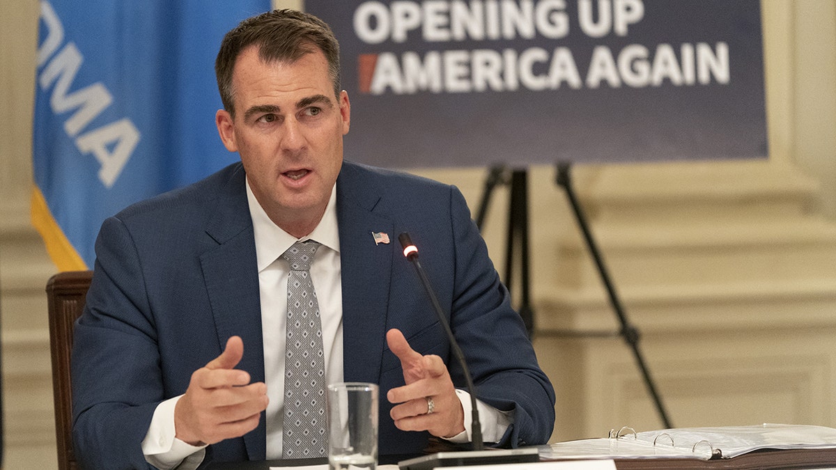 Kevin Stitt hablando