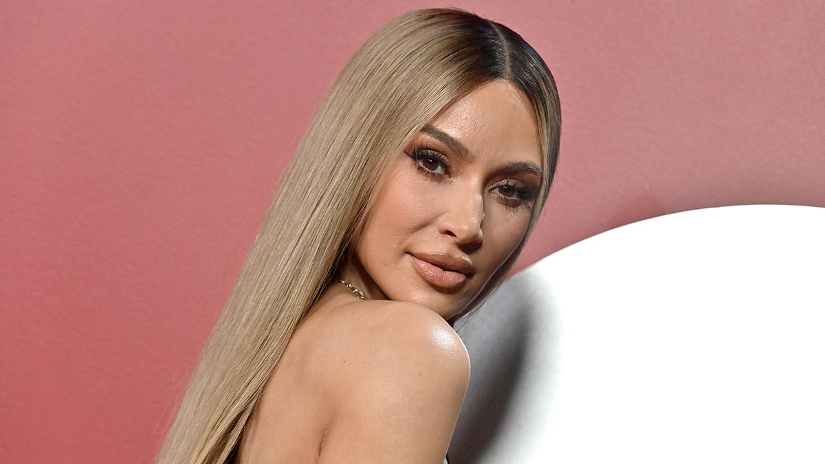 Kim Kardashian con cabello rubio luce por encima del hombro en el evento GQ Men of the Year