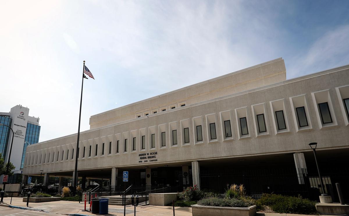 una mujer de kyle acusada de asesinato maltrato infantil y negligencia por la muerte de un bebe