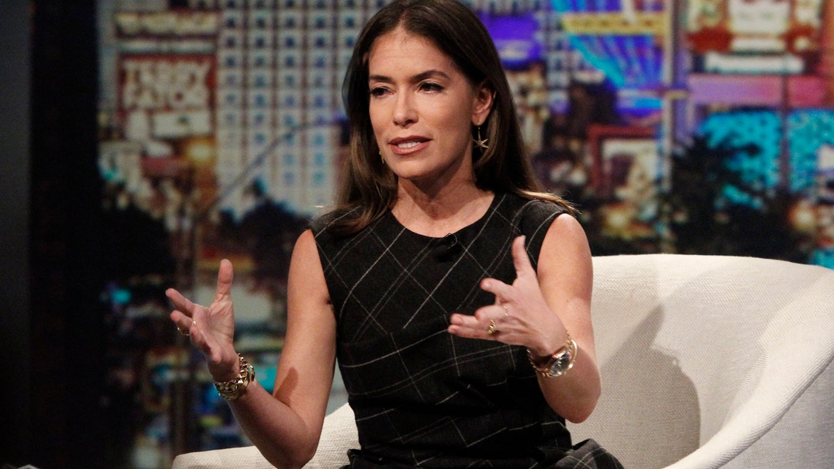 Laura Wasser sentada en una silla y hablando con las manos