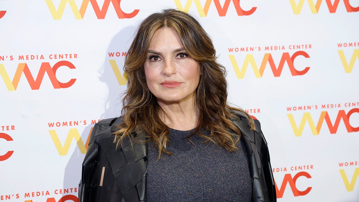 Primer plano de Mariska Hargitay de aspecto serio