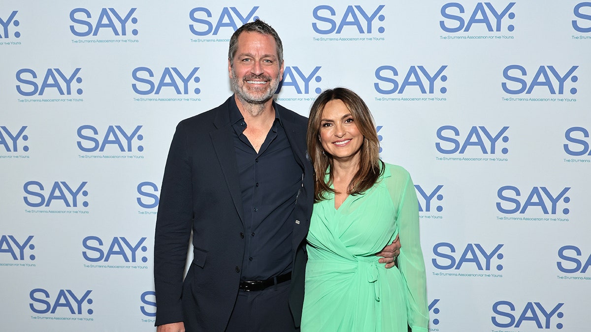 Peter Hermann posando con Mariska Hargitay