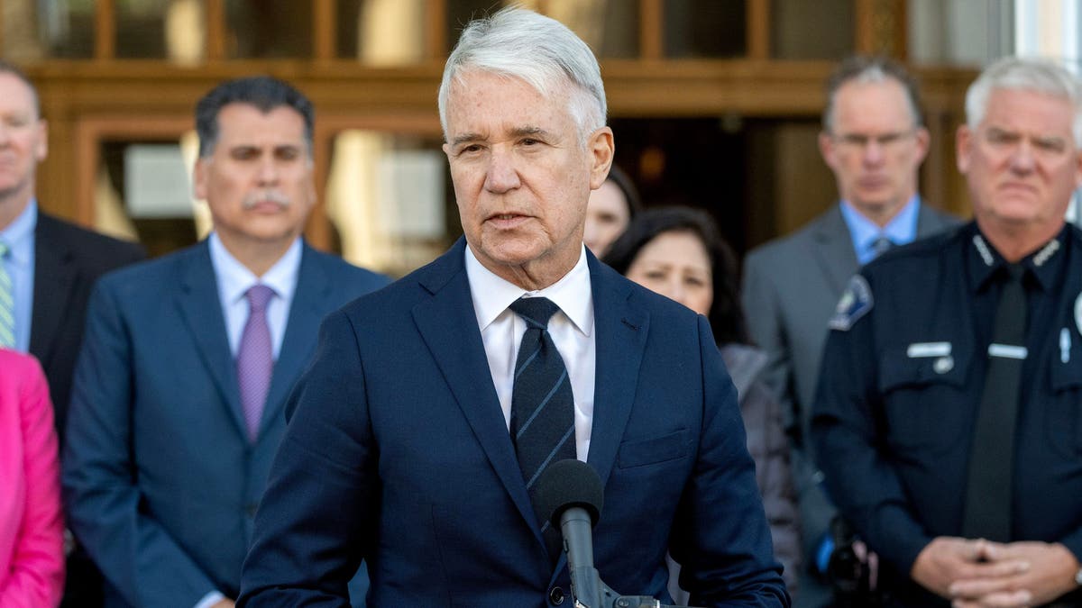 El fiscal de distrito George Gascon habla a los medios con traje azul marino y corbata oscura
