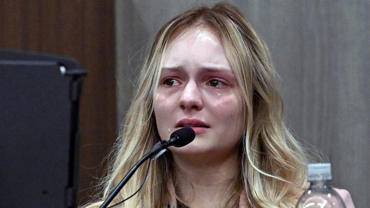 Maya Kowalski llora en la corte el oct. 9, 2023