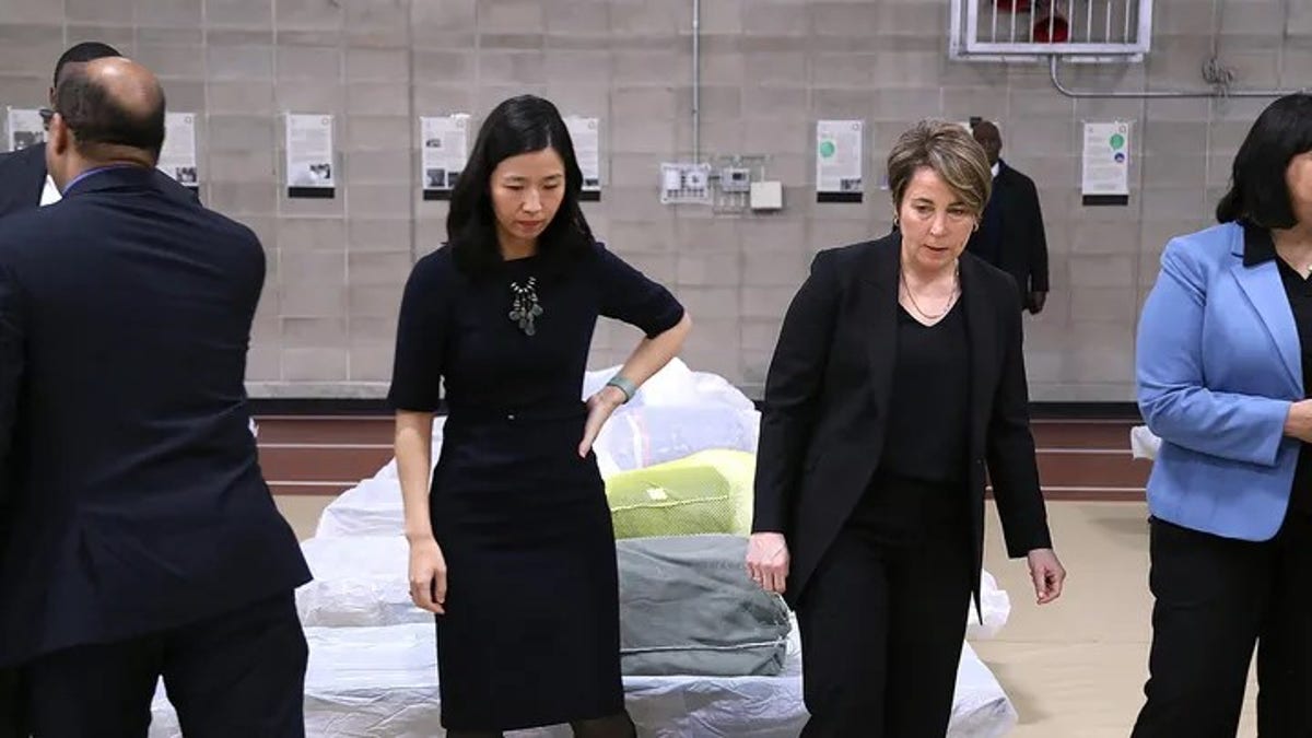 La alcaldesa de Boston, Michelle Wu, a la izquierda, y la gobernadora de Massachusetts, Maura Healey, visitan el Complejo Recreativo Melnea A. Cass, que se usaba para albergar a más de 300 migrantes.