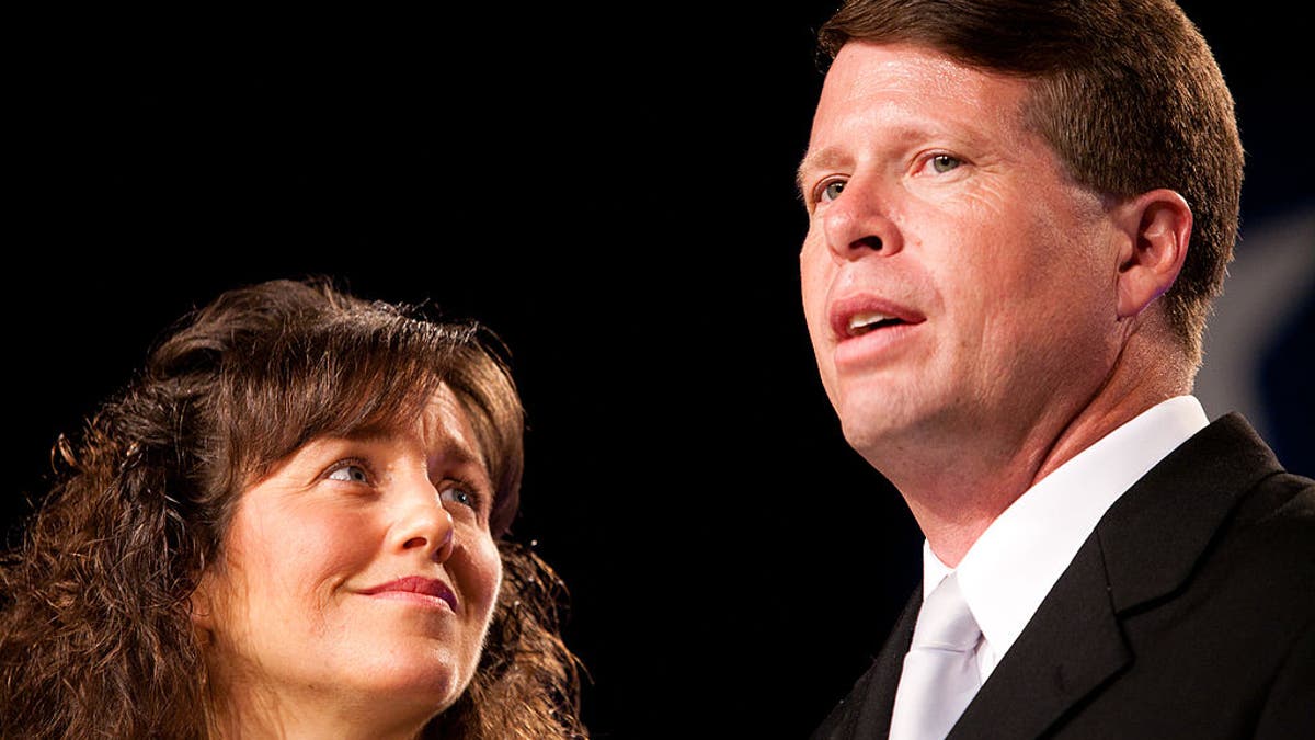 michelle duggar mirando a Jim Bob