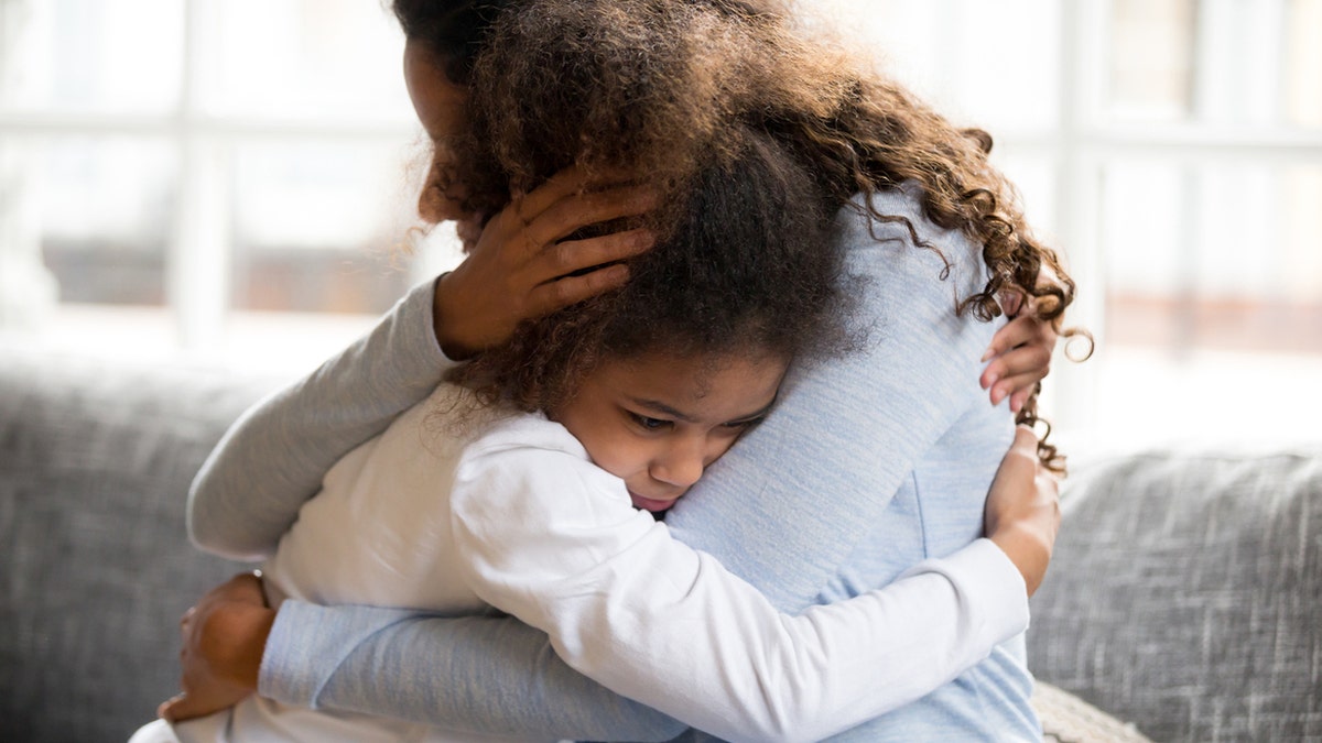 Mamá abrazando a su hija
