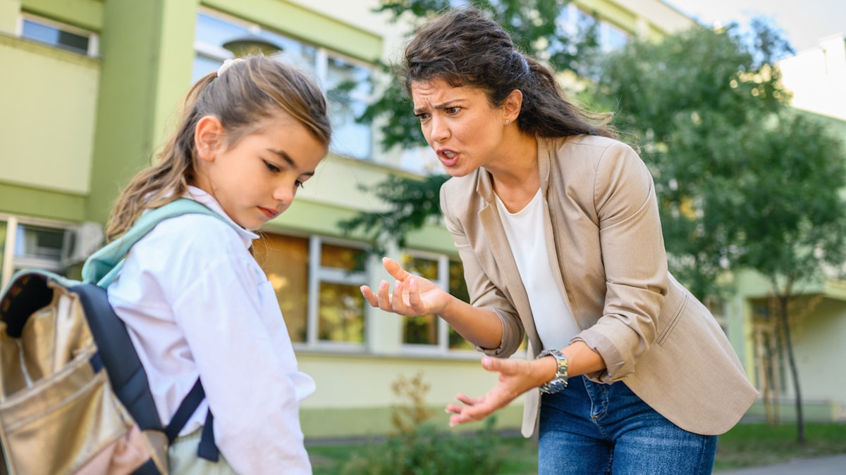 Mamá regañando a su hija
