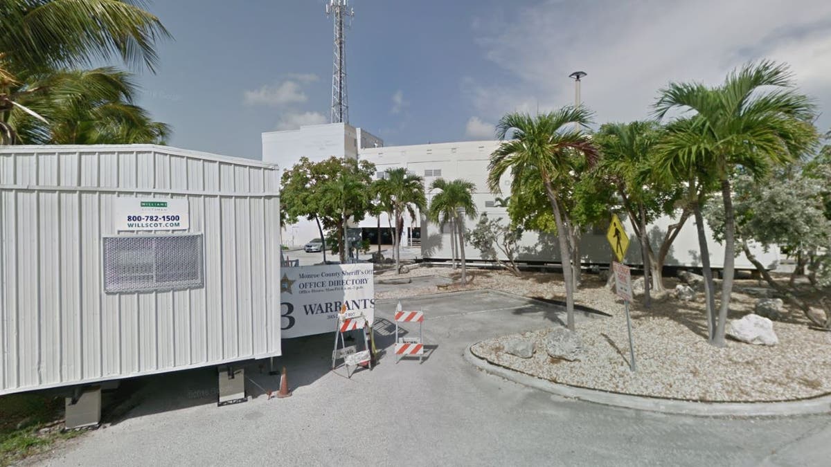 Exteriores de la Oficina del Sheriff del Condado de Monroe