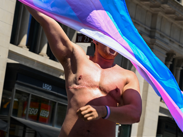 NUEVA YORK, NUEVA YORK-26 DE JUNIO: Un atleta transgénero agita una Bandera del Orgullo Trans durante el Desfile del Orgullo de la Ciudad de Nueva York el 26 de junio de 2022 en la ciudad de Nueva York. Planned Parenthood fue el primer contingente del desfile de este año luego de que la Corte Suprema anulara el histórico caso Roe v.Wade de 50 años que puso fin a la protección de los abortos federales. El Desfile anual del Orgullo de la Ciudad de Nueva York regresó completamente en persona este año después de reducirse en 2021 y cancelarse en 2020 debido a la pandemia de COVID-19. (Foto de Alexi Rosenfeld / Getty Images)