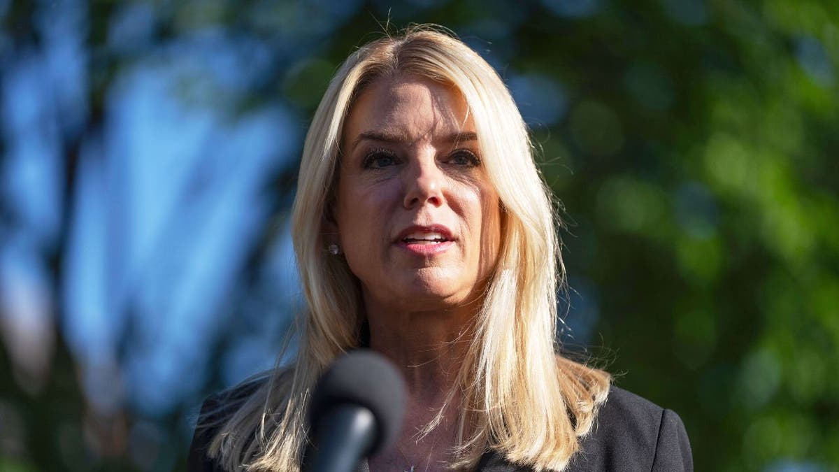 Pam Bondi al micrófono
