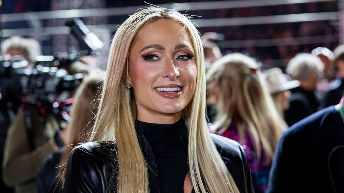 Paris Hilton, defensora del proyecto de ley desde su inicio, alegó en una serie de artículos de opinión en video del New York Times el año pasado que fue víctima de abuso sexual cuando era adolescente cuando asistió a un internado en Utah.