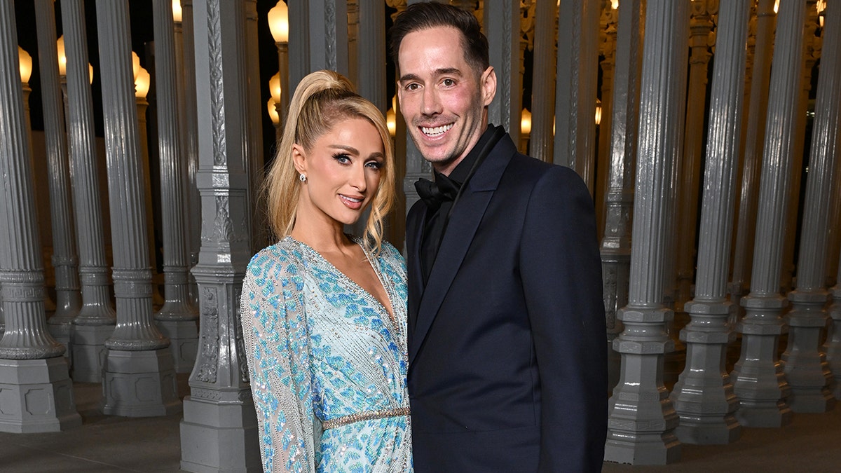 Paris Hilton y Carter Reum en LACMA