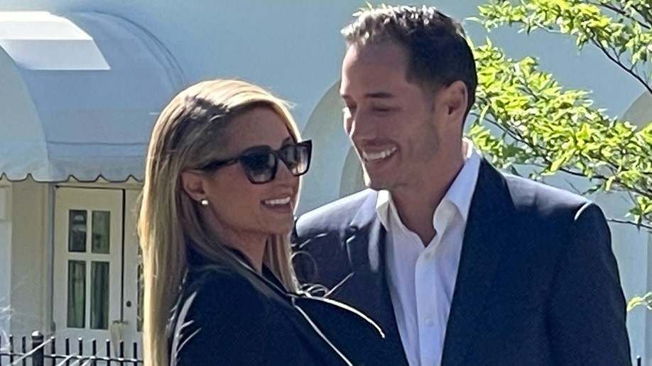 Paris Hilton y su esposo Carter Reum llegan a la Casa Blanca para una reunión sobre una ley de abuso infantil, el martes 10 de mayo de 2022.