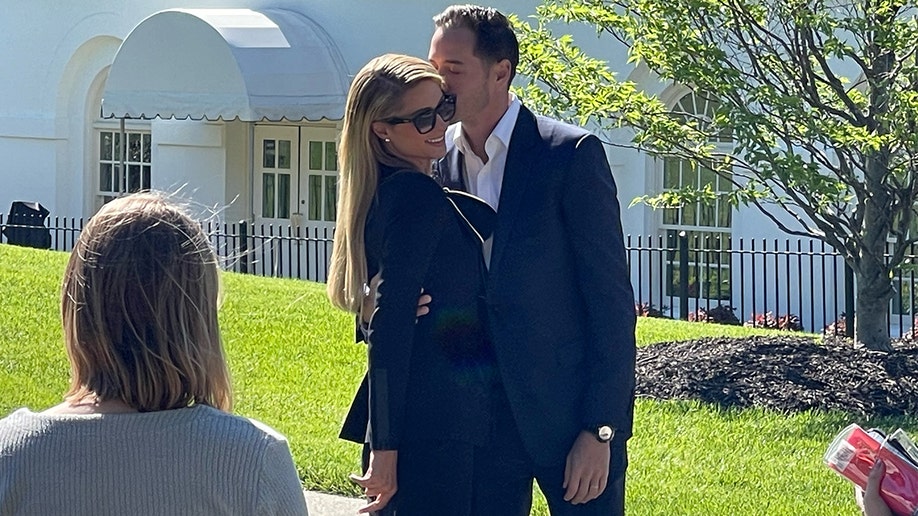 Paris Hilton y su esposo Carter Reum llegan a la Casa Blanca para una reunión sobre una ley de abuso infantil, el martes 10 de mayo de 2022.