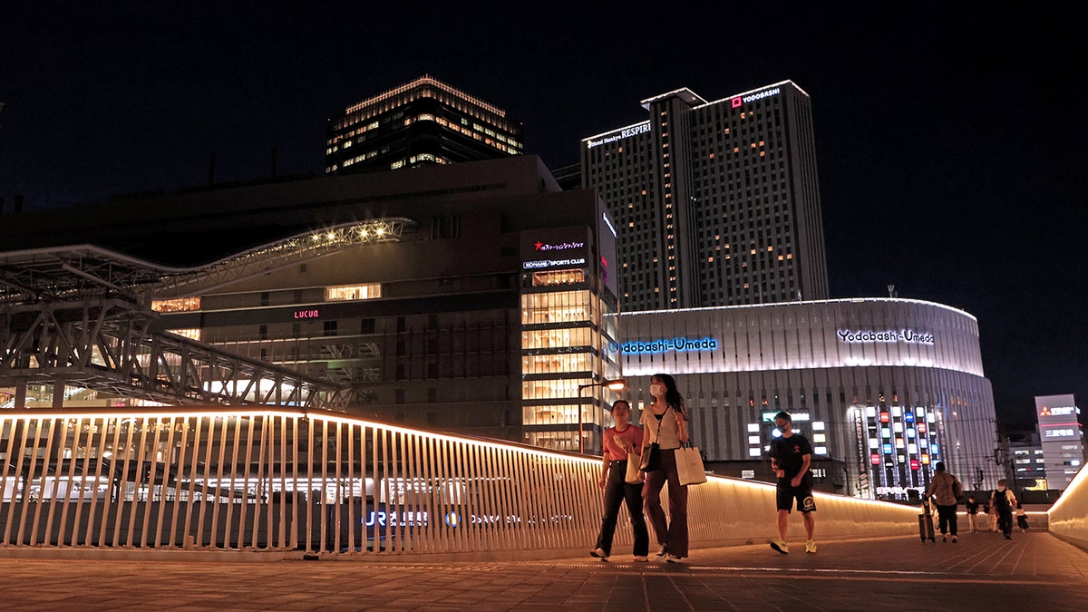 Peatones caminan por una pasarela en Osaka, Japón.