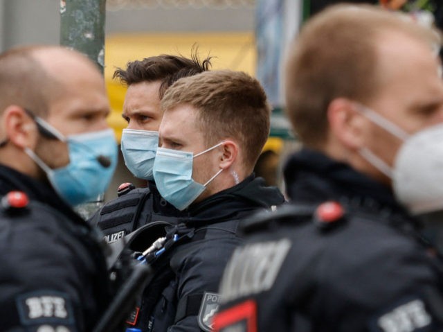 Agentes de policía de una unidad de detención (BFE), traídos por el día desde el estado alemán de N