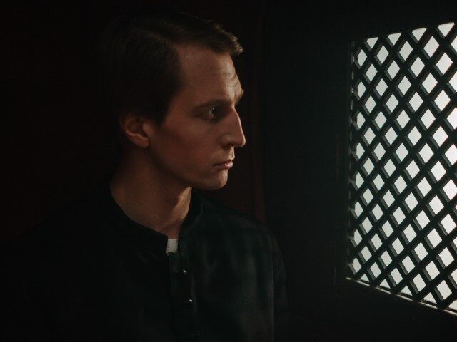 Sacerdote en cabina de confesión.