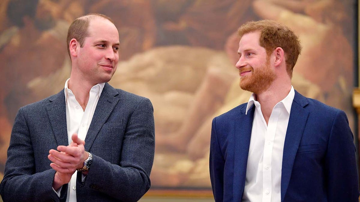 Los príncipes William y Harry mirándose el uno al otro