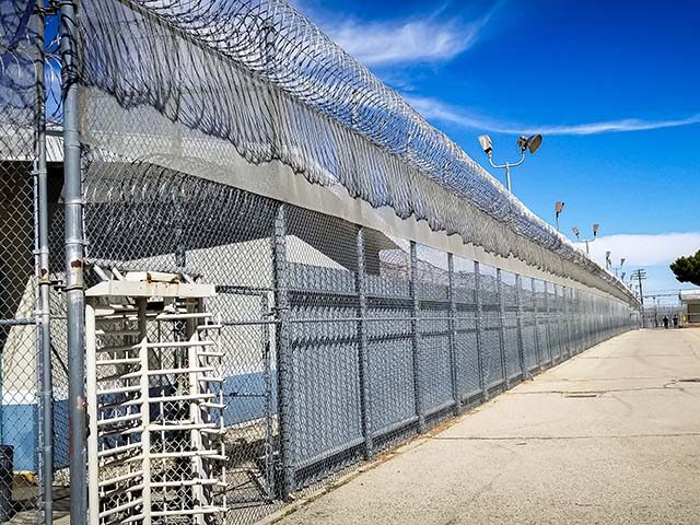Cercas de la prisión y torniquete del Centro de Detención Mira Loma en Lancaster, California.