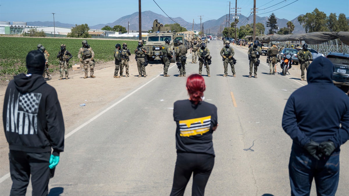 manifestantes se enfrentan a agentes federales en california