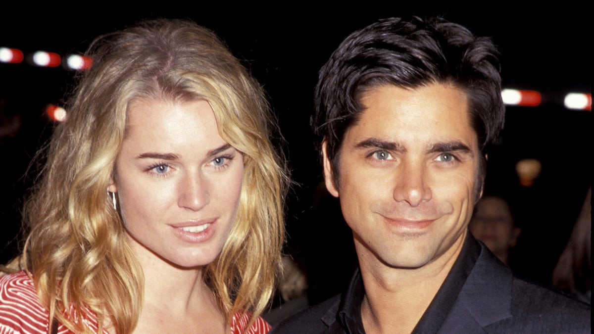 Rebecca Romijn y su ex John Stamos sonríen en la alfombra roja