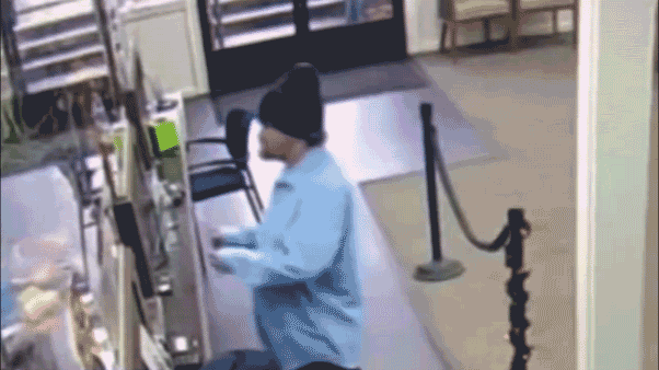 Delincuente reincidente atracando un banco