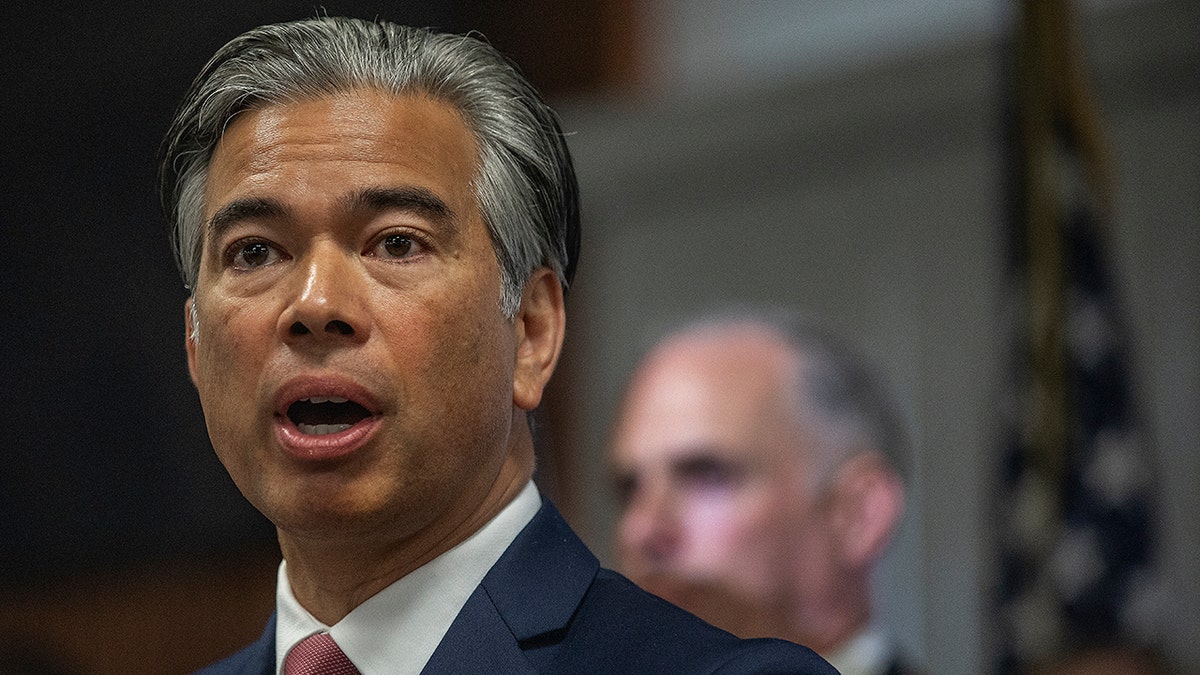 Rob Bonta habla en un evento de prensa