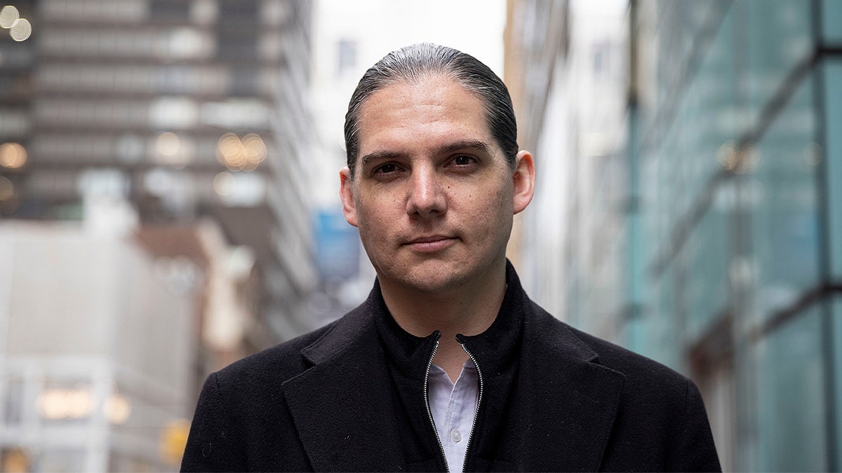 Google recibe una demanda por las "alucinaciones" de la IA que vinculan a un activista conservador con denuncias de abusos a menores Retrato de Robby Starbuck tomado en Nueva York