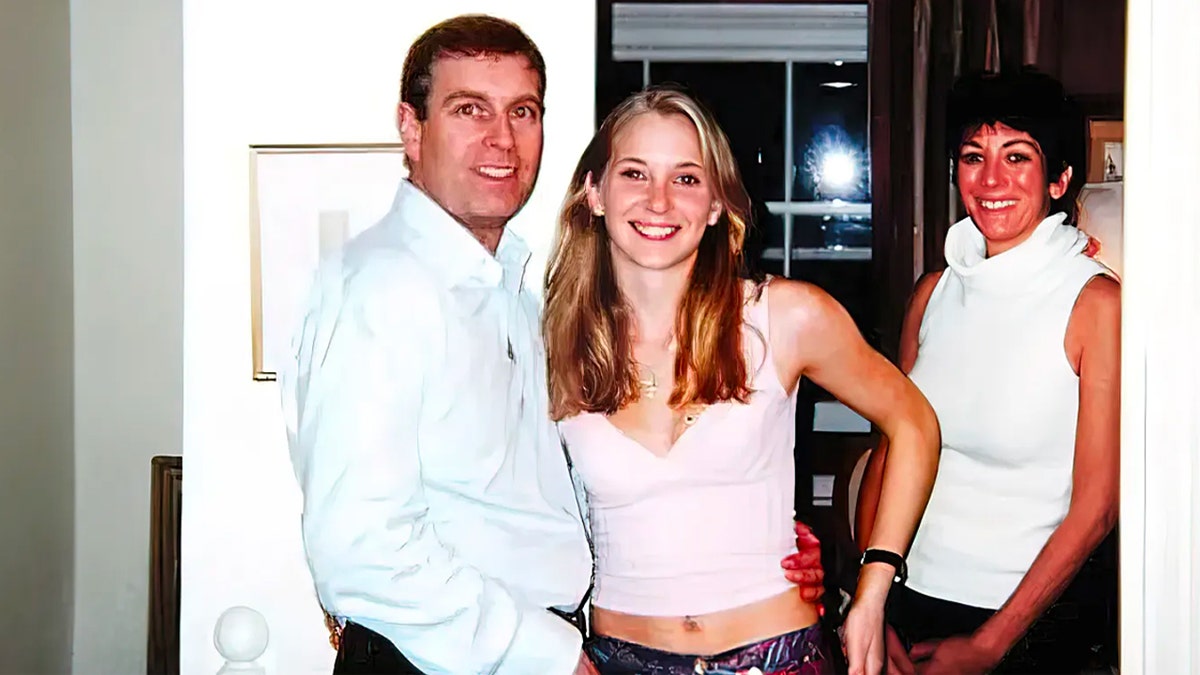 El príncipe Andrew Virginia Giuffre y Ghislaine Maxwell en una foto de 2001