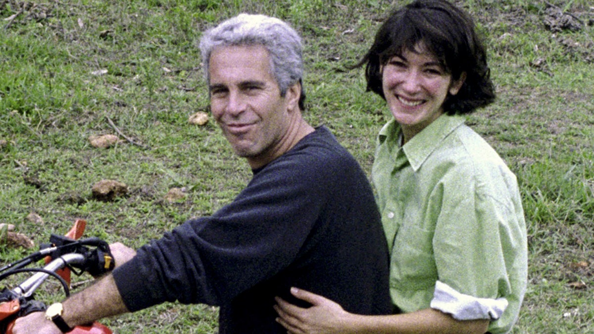 Ghislaine Maxwell y Jeffrey Epstein sonríen en esta fotografía sin fecha